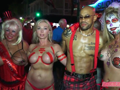 18 jaar, Enthousiasteling, Flashing, Moeder die ik wil neuken, Naakt, Naakt, Openbaar, Tieten likken