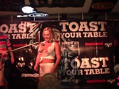 Rondborstig, Flashing, Hd, Moeder die ik wil neuken, Naakt, Buiten, Strippen, Nat