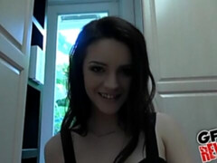Sucer une bite, Brunette brune, En levrette, Masturbation, Pov, Dénudage, Adolescente, Nénés