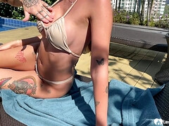 18 jaar, Bruinharig, Sperma shot, Vingeren, Vriendin, Hardcore, Biljart, Geschoren