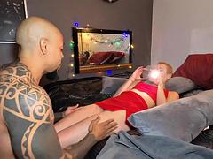 Enthousiasteling, Zwart, Sperma shot, Zwart, Grappig, Interraciaal, Kort haar, Tieten likken