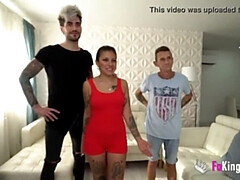 Enthousiasteling, Pijpbeurt, Bruinharig, Europees, Latijnse vrouw, Spaans, Tatoeage, Trio