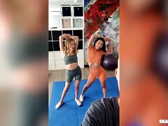 Blonde, Sucer une bite, Queue, 2 femmes 1 homme, Bâillonner, Branlette thaïlandaise, Seins naturels, Plan cul à trois