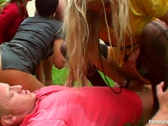 Aangekleed, Huisgemaakt, Lesbisch, Orgie, Buiten, Feest, Pornster, Nat