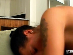 Grosse bite, Sucer une bite, Brunette brune, Plantureuse, Lingerie, Mère que j'aimerais baiser, Rasée, Tatouage