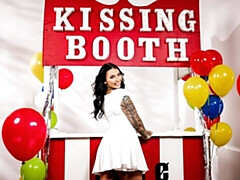 Большие сиськи, Брюнетки, Поцелуи, Мастурбация, Киски, Бритые, Стриптизерша, Сиськи