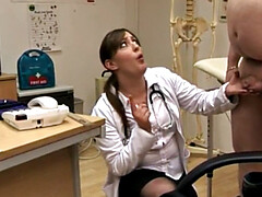 イギリス人, 着衣女と全裸男, フェムドム, グループ, 手コキする, オナニー, オフィス, ソフトコア