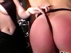 Blonde, Brunette brune, Domination, Cuir, Lesbienne, Masturbation, Rasée, Fessée