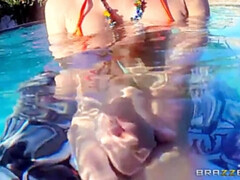 Gros seins, Bikini, Sucer une bite, En levrette, Talons, Piercing, Pov, Réalité