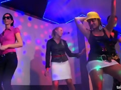 Bekleidet, Tanzen, Puppe, Lesbisch, Orgie, Party, Satin, Nass