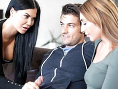 Grote kont, Grote lul, Grote mammen, Pijpbeurt, Hondjeshouding, 1 man 2 vrouwen, Moeder die ik wil neuken