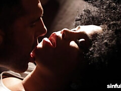 Gros cul, Grosse bite, Gros seins, Sucer une bite, Brunette brune, En levrette, Fille latino, Maigrichonne