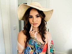 18 ans, Grosse bite, Sucer une bite, Brunette brune, En levrette, Seins naturels, Maigrichonne, Adolescente