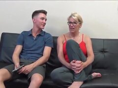 Grote mammen, Blond, Oudere vrouw, Handbeurt, Reusachtig, Gigantische lul, Rijpe lesbienne, Moeder