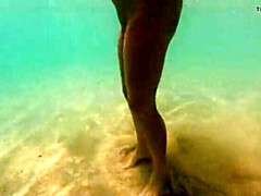 Amateur, Playa, Despelote, Masturbación, Madres para coger, Piscina, Tetas, Bajo el agua