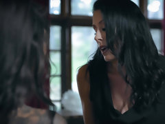 Grosse titten, Braunhaarige, Gesichtssitzen, Fingern, Natürlichen titten, Party, Muschi, Titten