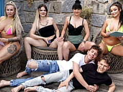 Kont, Biseksueel, Hondjeshouding, Hd, Rijpe lesbienne, Orgie, Buiten, Speelgoed