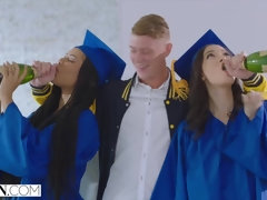 フェラチオ, 茶髪の, 大学生, 中出し, なめる, ポルノスター, 馬乗り, 三人