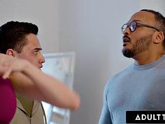 Gros seins, Attrapée, Tromperie, Cocu, Branlette thaïlandaise, Mamelons, Suçant, Nénés