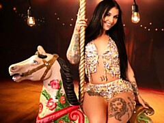 Leie, Grosser arsch, Braunhaarige, Fingern, Masturbation, Milf, Solo, Entkleiden