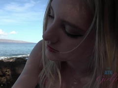 Leie, Bikini, Freundin, Handjob, Orgasmus, Im freien, Schlucken, Spanner