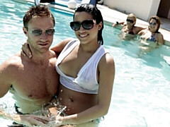 Grosser schwanz, Grosse titten, Blasen, Braunhaarige, Hundestellung, Milf, Pool, Titten