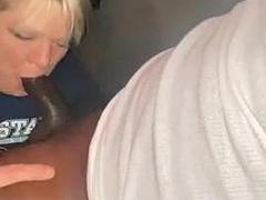 デカチン, 浮気者, エロ熟女, 異人種間, 熟年, ショートヘア, フェラする, 妻