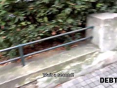 Brijd, Man die toekijkt, Hondjeshouding, Realiteit, Rok, Kousen, Tatoeage, Onder de rok