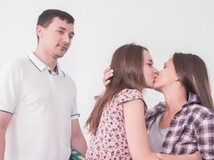 Grote mammen, Pijpbeurt, Hondjeshouding, 1 man 2 vrouwen, Handbeurt, Natuurlijke tieten, Tiener, Trio