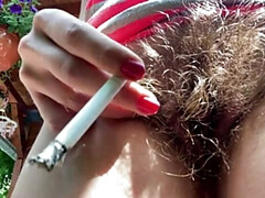 Amateur, Clitoris grande, Fetiche, Peludo, Al aire libre, Público, Fumando, Bajo la falda