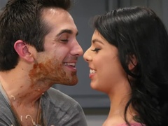 Cul, Noire, Sucer une bite, Bâillonner, Fille latino, Petite femme, Fessée, Tatouage