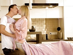 Grosser schwanz, Blondine, Blasen, Freund, Schwanz, Handjob, Lingerie, Tätowierung