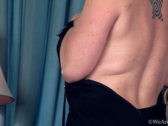 Cul, Poilue, Lingerie, Masturbation, Mamelons bombés, Jarretelles, Tatouage, Sous la jupe