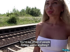 Grote mammen, Blond, Pijpbeurt, Diep in de keel, Hardcore, Naakt, Tieten likken, Nat