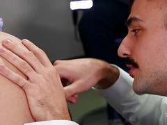 Anal, Cul, Cul à la bouche, Sucer une bite, Doigter, Bâillonner, Talons, Cheveux courts