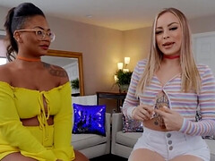 18 jaar, Grote mammen, Zwart, Dichtbij, Seksspeelgoed, Lesbisch, Tatoeage, Speelgoed