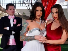 茶髪の, バック, 指いじり, レズビアン, オマンコ, ペニスバンド, ストリッピング, タトゥー