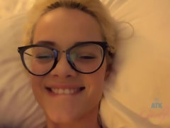 Leie, Aufs gesicht abspritzen, Fussjob, Freundin, Brille, Muschi, Tätowierung, Titten