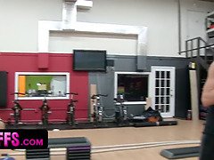 黒人, 茶髪の, イマラチオ, 顔射, ジム, 手コキする, オマンコ, 叫ぶ