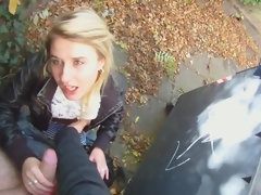 Européenne, Embrassement, De plein air, Petite femme, Public, Chatte, Chevaucher, Avaler