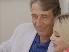 Rubia, Corrida, Lamidas, Coño, Sexo fuerte, Cabello corto, Falda, Nalgadas