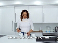 Amateur, Chambre à dormir, Sucer une bite, Faciale, 2 femmes 1 homme, Petite amie, Jeans, Nénés