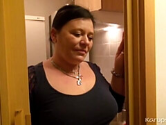Grosser arsch, Braunhaarige, Pummelig, Fingern, Masturbation, Reif, Milf, Entkleiden