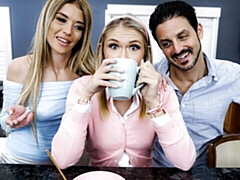 18 jaar, Grote kont, Grote lul, Pijpbeurt, Hondjeshouding, 1 man 2 vrouwen, Tiener, Tieten likken