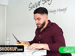 Arabe, Homme nu et filles habillées, Habillées, Éjaculation interne, En levrette, Faciale, Poilue, Tatouage