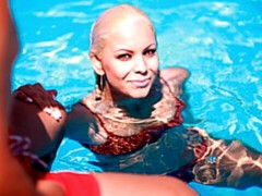 Cul, Blonde, Sucer une bite, En levrette, Branlette thaïlandaise, Piscine, Rasée, Nénés