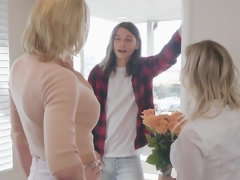 Grosse titten, Blondine, Blasen, Paar, Hundestellung, Lecken, Milf, Flotter dreier