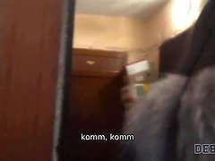 Debt4k. mädchen schuldet geld und sie wird gefickt, nachdem der schuldeneintreiber sie gefunden hat