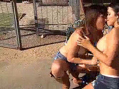 Braunhaarige, Geile alte tussi, Fingern, Küssen, Lesbisch, Milf, Mutti, Im freien