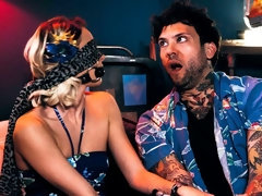 お尻, フェラチオ, 茶髪の, 手コキする, パーティ, タトゥー, ティーン, 三人